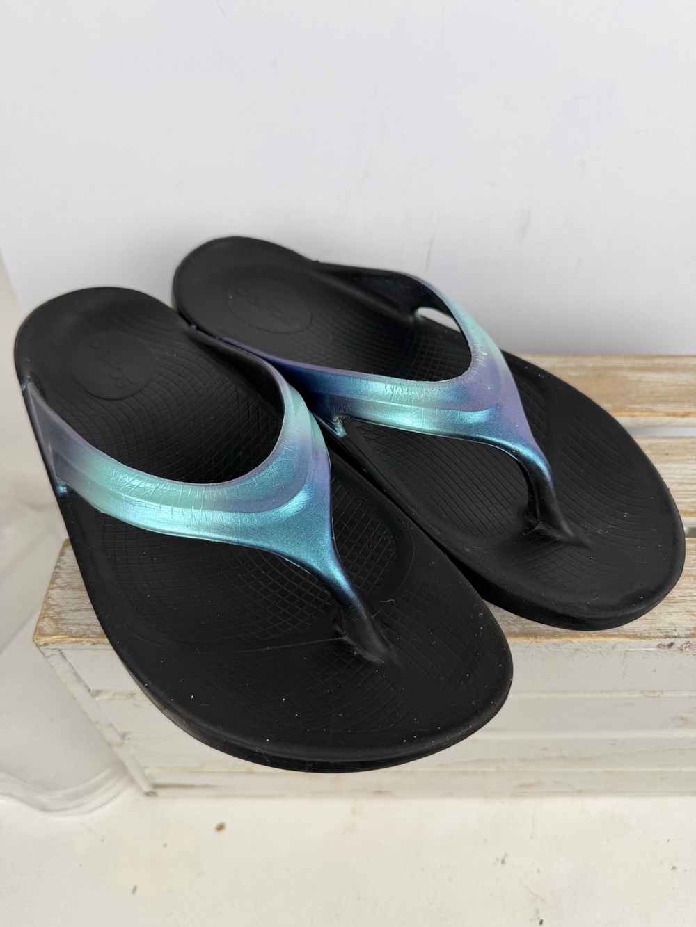 OOFOS OOlala Luxe recovery sandals black footbed iridescent blue to purple Sz 8